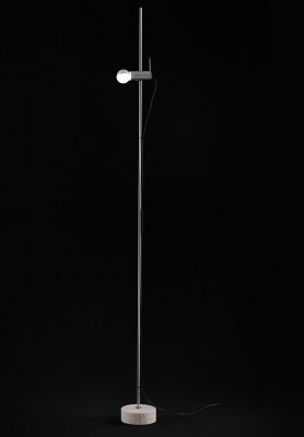 Agnoli Stehleuchte von Oluce: Moderne Stehlampe mit minimalistischem Design und hellem Licht.